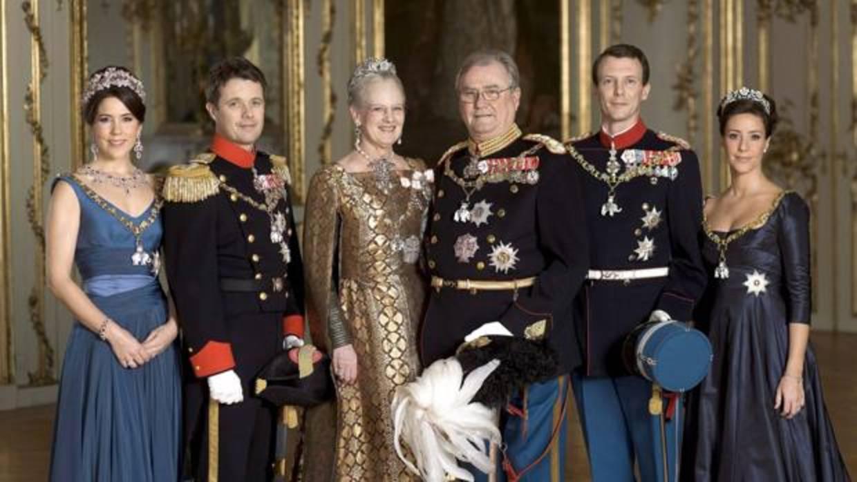 El Príncipe Enrique junto a la Reina Margarita, sus dos hijos y sus esposas