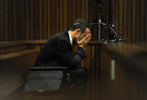 Pistorius, llorando tras escuchar su condena por asesinato