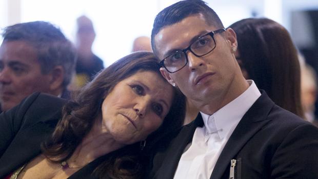 La abuela de Cristiano Ronaldo se vuelve viral por su impresionante parecido: «La genética es imbatible»