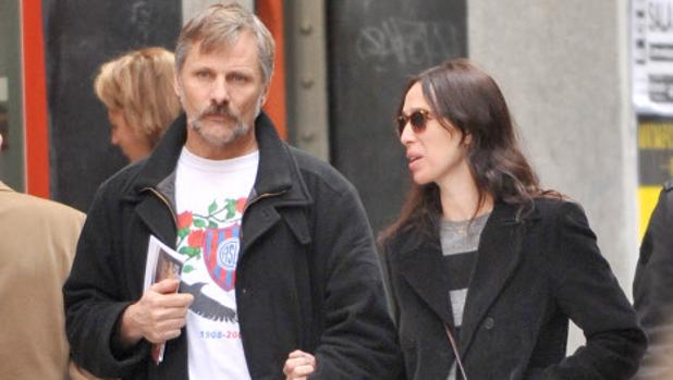 La accidentada escapada a La Rioja de Viggo Mortensen y Ariadna Gil