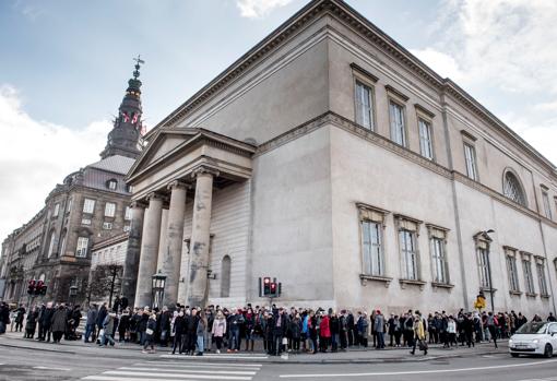 Miles de daneses guardan fila para acceder a la capilla ardiente