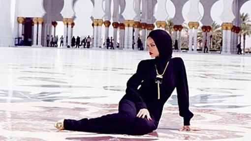 Rihanna en una mezquita de Abu Dhabi