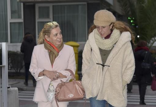 Rocío Carrasco y Carmen Borrego, a su llegada al hospital