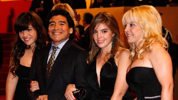 Los Maradona escenifican su discordia en la boda de la hija del Pelusa