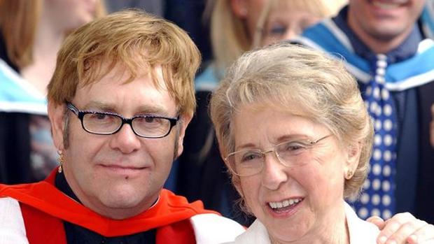 Elton John, «despreciado» una vez más por su madre