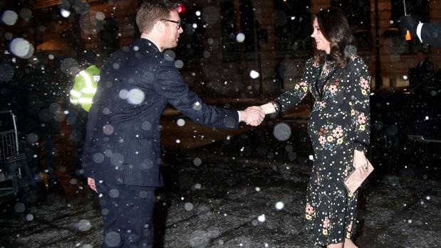 Catalina de Cambridge sorprende sin abrigo durante la nevada en Londres