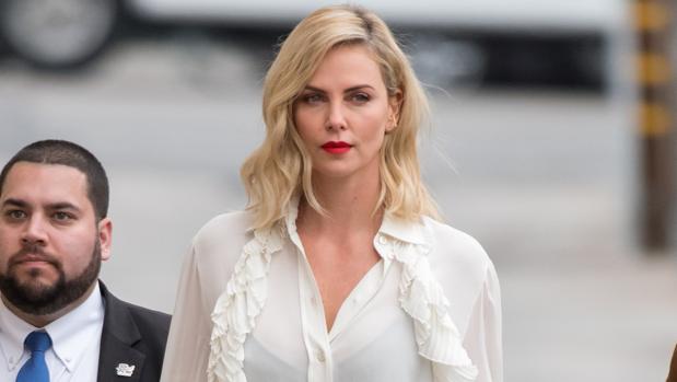 Charlize Theron reconoce que le compra marihuana a su madre