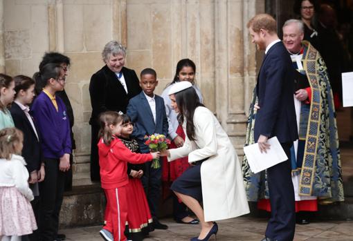 Meghan Markle deslumbra en su primer acto oficial junto a la Reina Isabel II