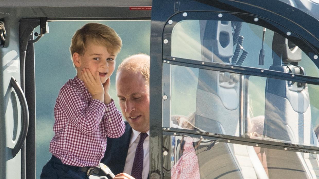 El Príncipe Jorge junto a su padre, el Príncipe Guillermo, se preparan para volar en helicóptero