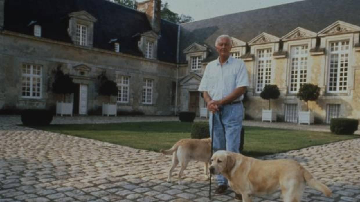 El modisto en el château de Jonchet, en un reportaje publicado en «Blanco y Negro» en octubre de 1995
