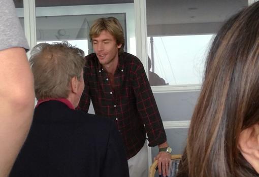 Imagen de Ernesto de Hannover con su hijo, durante la comida en Lima Marina Club