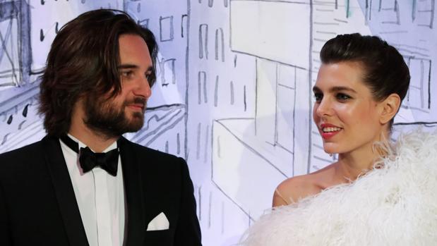 El prometido de Carlota Casiraghi se estrena en el Baile de la Rosa