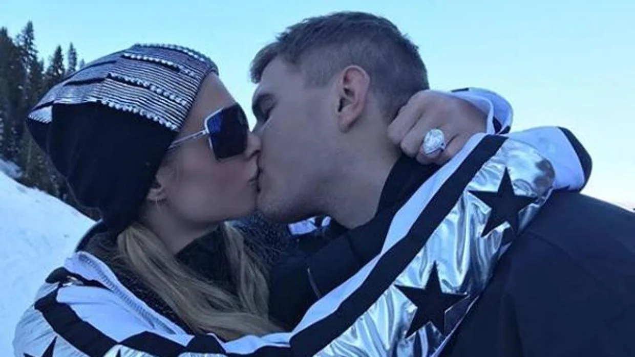 Paris Hilton y Chris Zylca, en Aspen, tras su compromiso. Ella luce en su mano izquierda el anillo de compromiso
