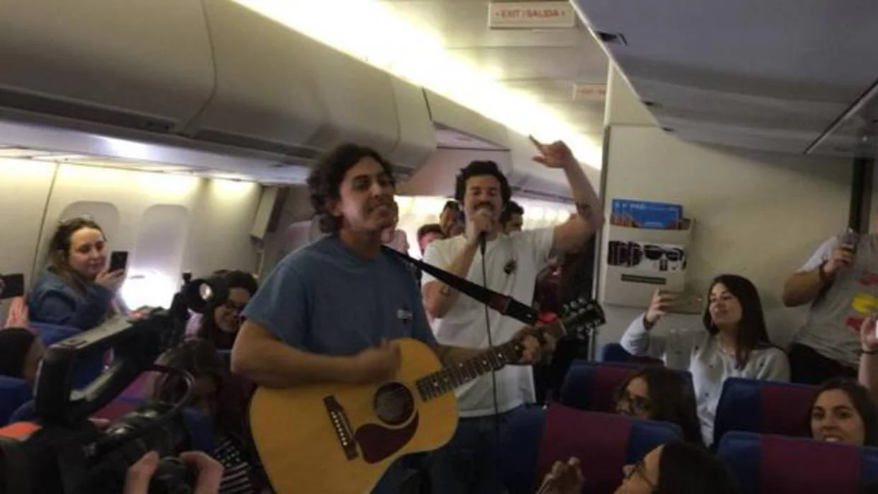 Taburete sorprende a cientos de estudiantes con un concierto en pleno vuelo