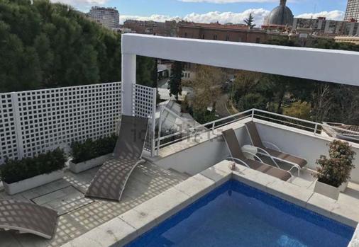 Imagen de la terraza, con piscina privada