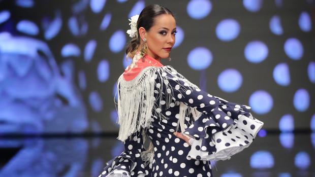 Cómo poner el mantoncillo según el escote del traje de flamenca