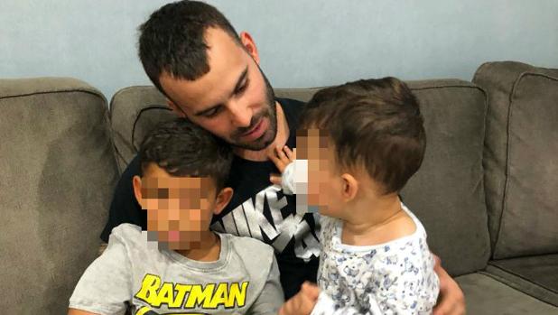 Jesé Rodríguez, de estar en 'paradero desconocido' para su equipo a posar con sus hijos mayores en Twitter