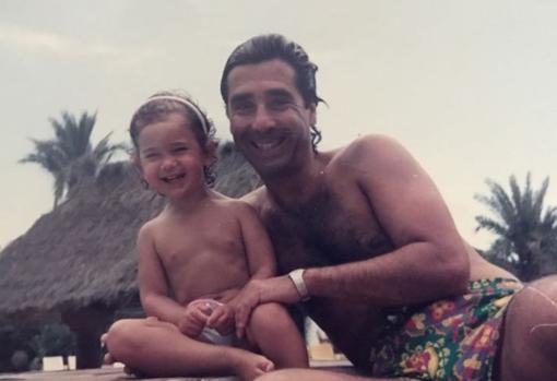 Sandra junto a su padre