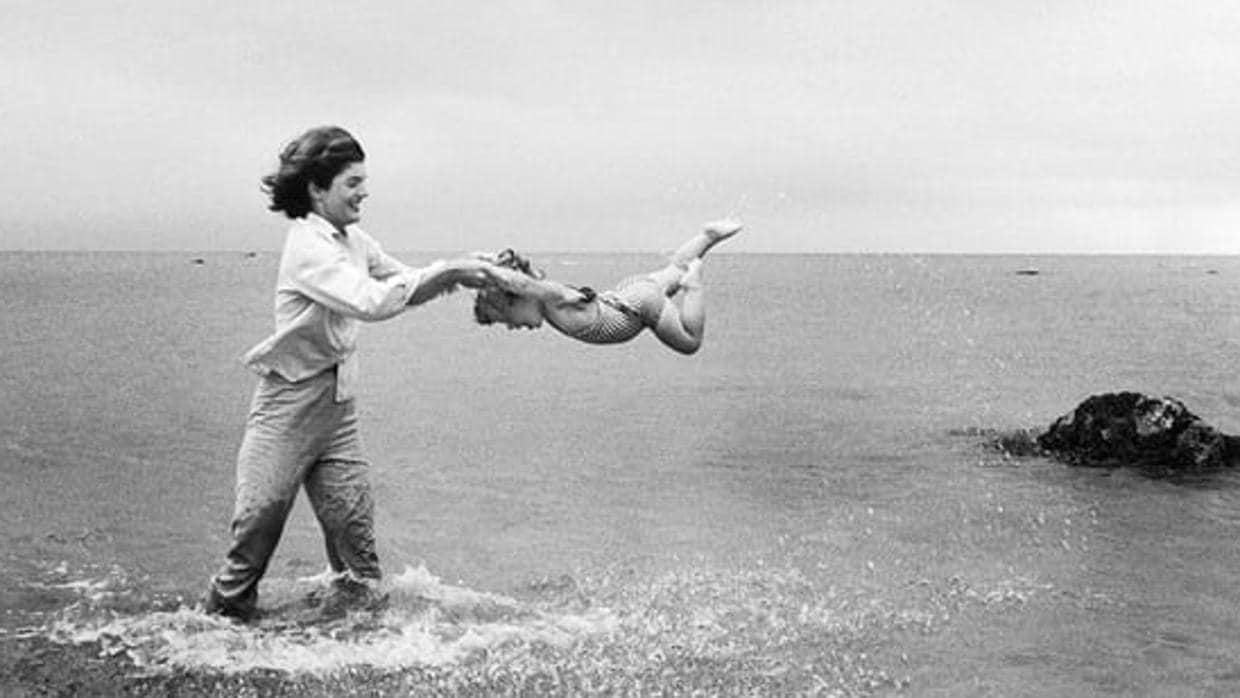 Jackie Kennedy balancea a su hija Caroline en las aguas de Hyannis Port en 1959
