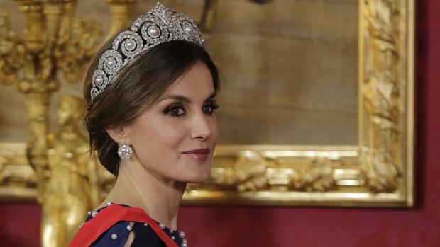 La Reina Letizia deslumbra de la mano de Ana Locking