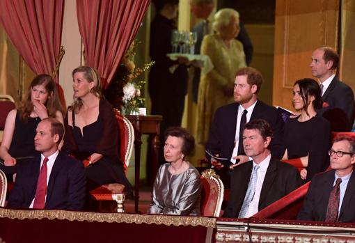 La familia real británica con la reina Isabel II por detrás