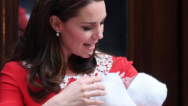 El vestido rojo de Catalina de Cambridge, un nuevo homenaje a Diana de Gales (y al príncipe Harry)