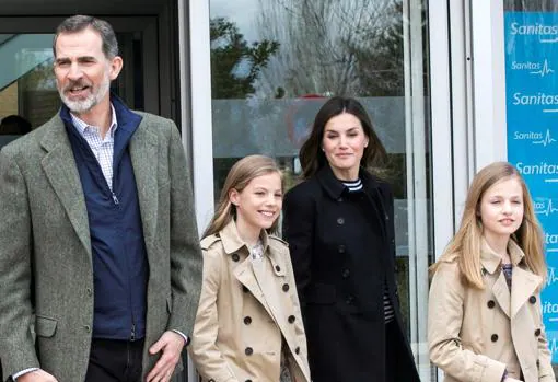 Los Reyes visitaron con sus hijas a Don Juan Carlos en el hospital el pasado 7 de abril