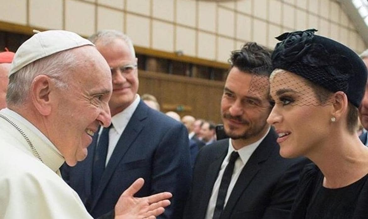 El Papa Francisco conversa con Katy Perry en presencia de orlando Bloom