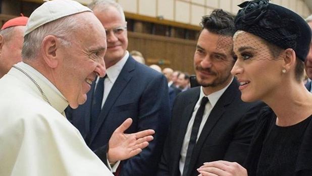 Katy Perry y Orlando Bloom muestran su amor ante el papa Francisco