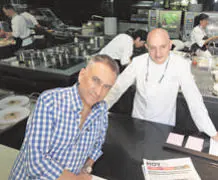 José Polo posa junto al chef Toño Pérez