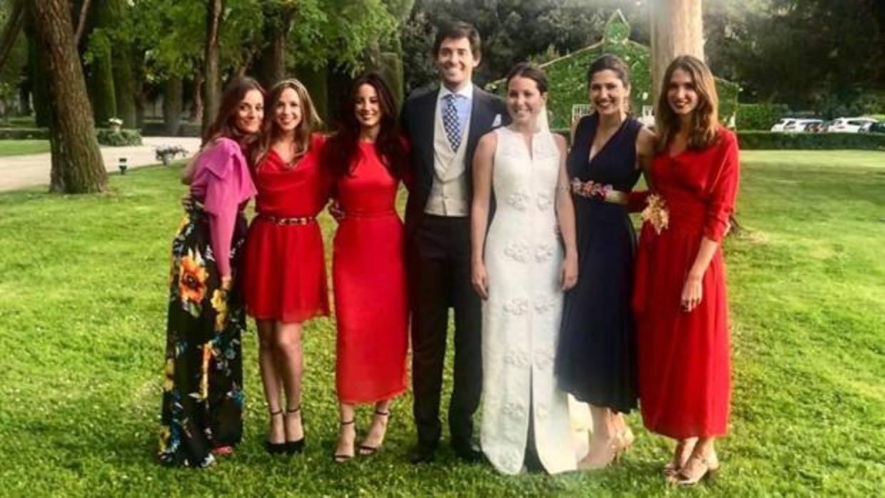 Los novios junto a un grupo de invitadas