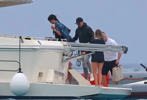 Georgia y Cristiano Ronaldo subiendo al barco