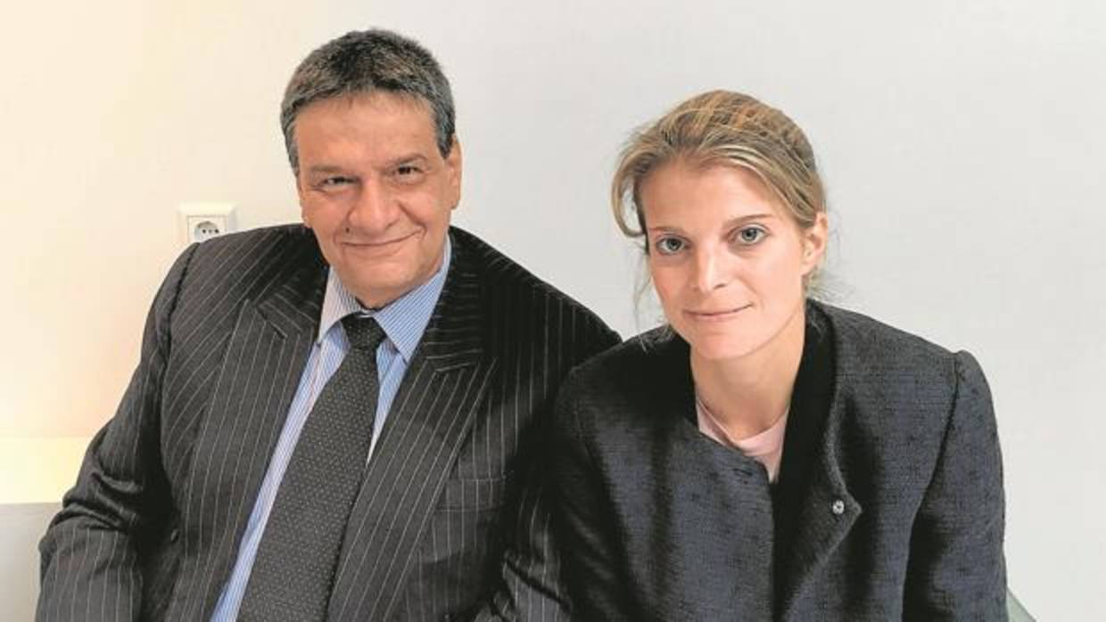 Alexis Mantheakis, autor del libro, junto a Athina Onassis, heredera griega