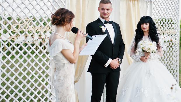 ¿Qué errores cometen con sus looks las invitadas a las bodas?