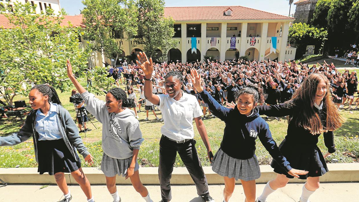 Alumnas de la escuela celebran el enlace entre Meghan Markle y el Príncipe Harry