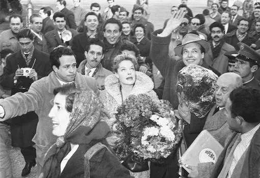 En 1957, rodeada de seguidores y fotógrafos