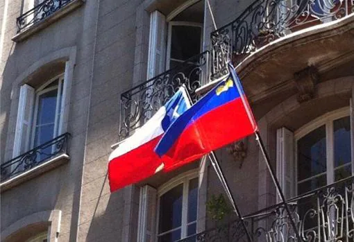 Banderas de Chile y Liechestein juntas