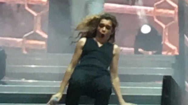 Video: La aparatosa caída de Amaia en pleno concierto