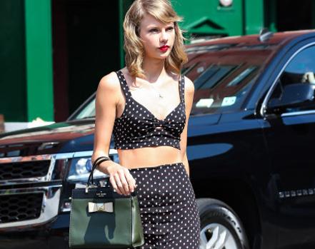 Taylor Swift con un bolso de la firma Kate Spade