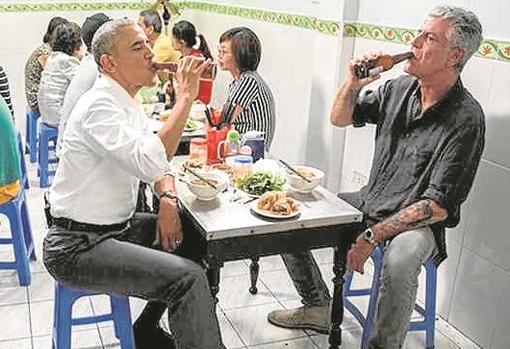 Bordain y Obama en un retaurante de Hanoi en 2016