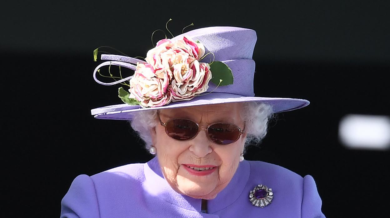 Por qué Isabel II lleva gafas de sol: una operación de cataratas antes de la boda del Príncipe Harry