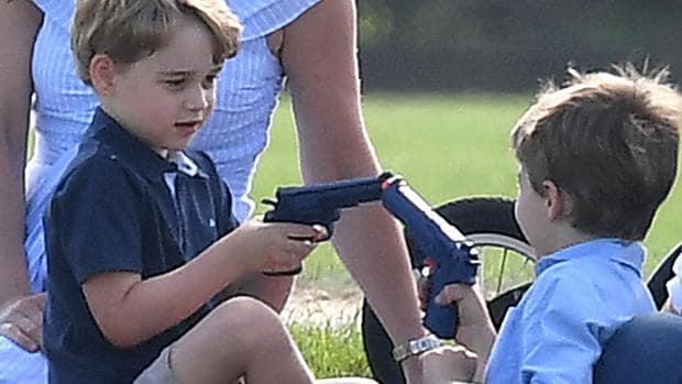 Polémica en Reino Unido por las fotos de Jorge de Cambridge utilizando una pistola de juguete