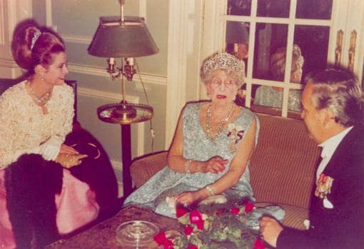 Victoria Eugenia, con Grace Kelly y Rainiero de Mónaco