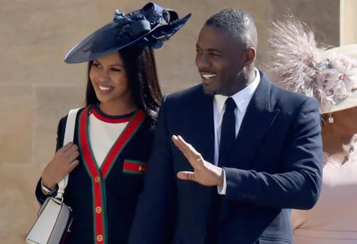 Idris Elba y su prometida, Sabrina Dhowre, llegando a la boda de los Duques de Sussex