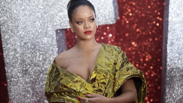 El susto de Rihanna con su vestido 'Ferrero' en Londres