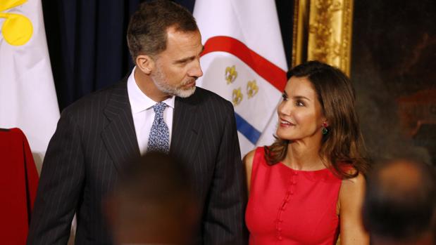 Doña Letizia cambia el rojo por el rosa en su primer acto oficial en su gira por Estados Unidos