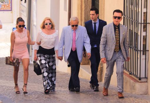 Ortega Cano, Gloria Camila y los Mohedano llegando a la iglesia