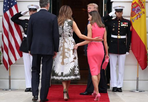 El duelo de estilismos entre la Reina y Melania Trump, a examen