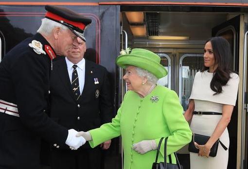 Meghan Markle y la Reina Isabel II al bajar del tren real