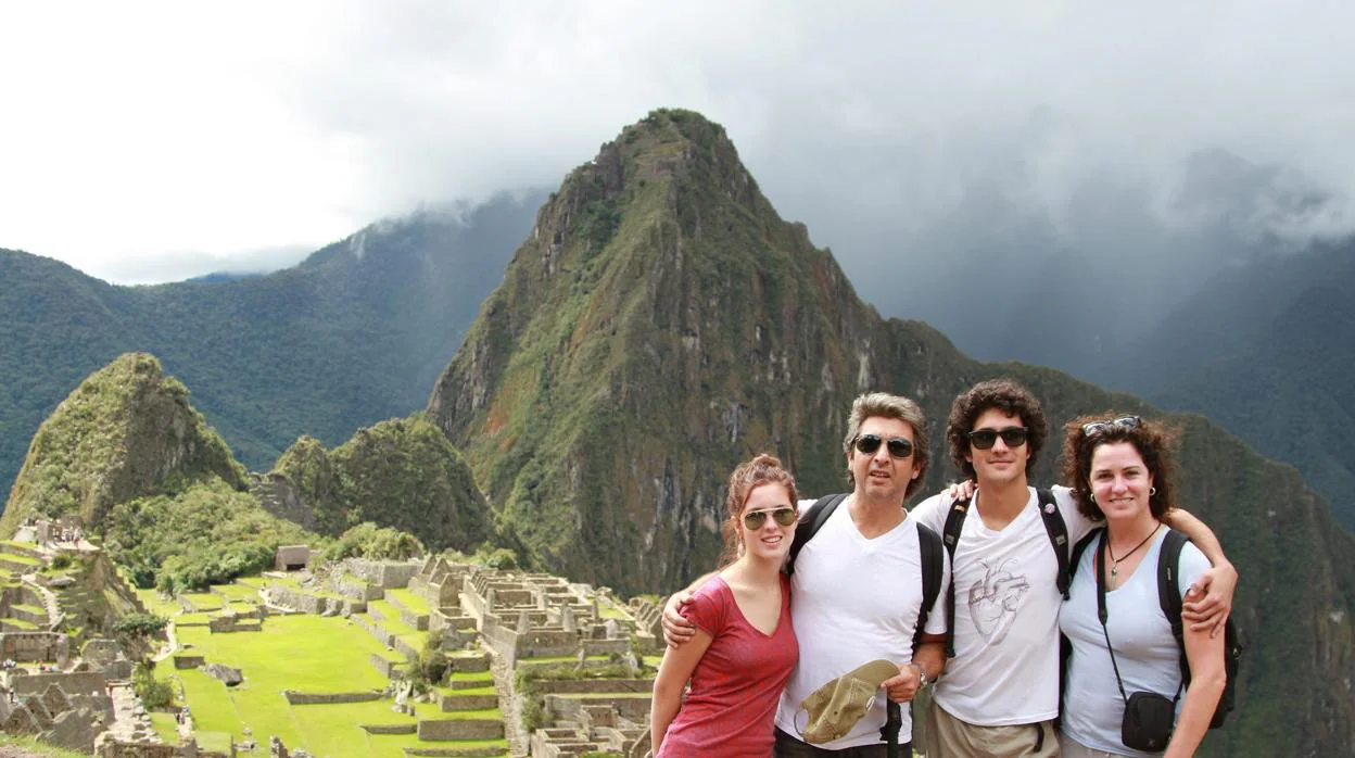 Ricado Darín con su familia en las ruinas de Machu Picchu